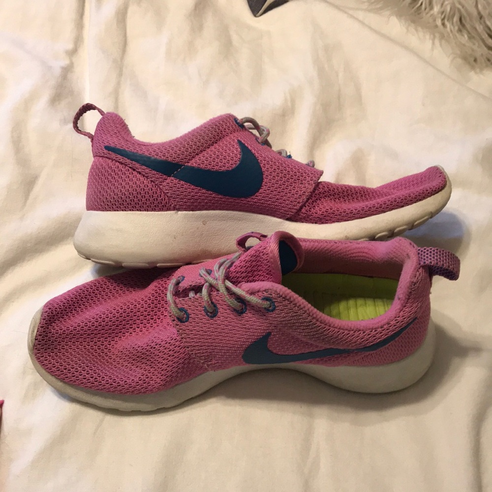 Pink Nike Roshes!